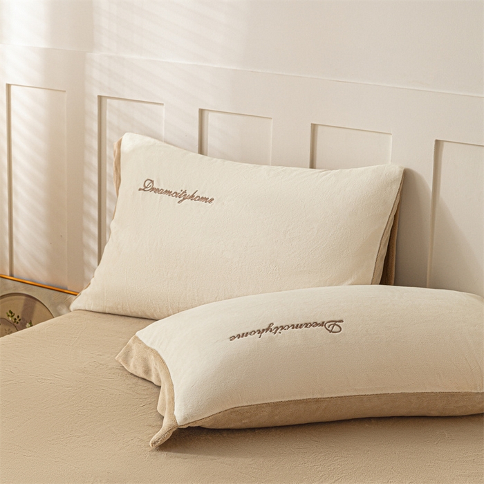 91家纺网 家纺一手货源 找家纺 梦幻之城 2025新款牛奶绒刺绣四件套-安克斯绒C款 安克斯绒-奶芋色+杏仁