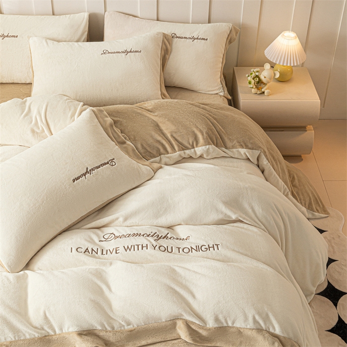 91家纺网 家纺一手货源 找家纺 梦幻之城 2025新款牛奶绒刺绣四件套-安克斯绒C款 安克斯绒-奶芋色+杏仁