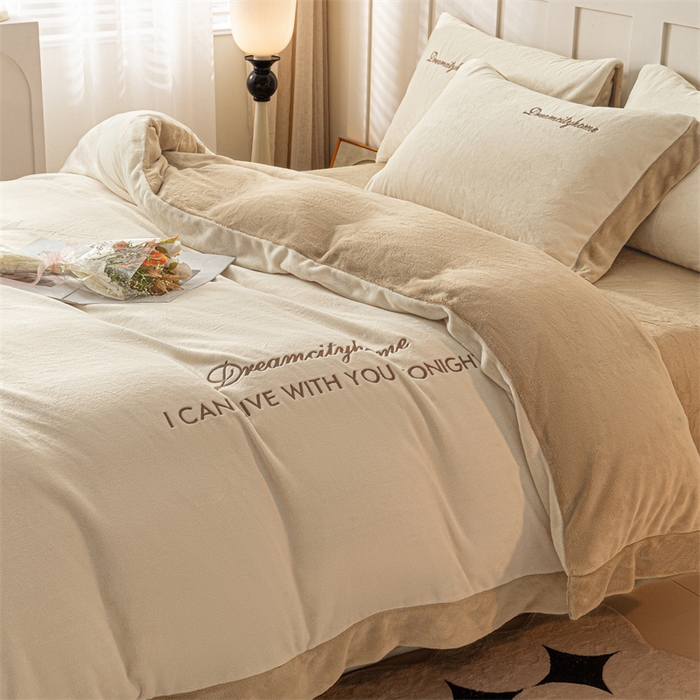 91家纺网 家纺一手货源 找家纺 梦幻之城 2025新款牛奶绒刺绣四件套-安克斯绒C款 安克斯绒-奶芋色+杏仁