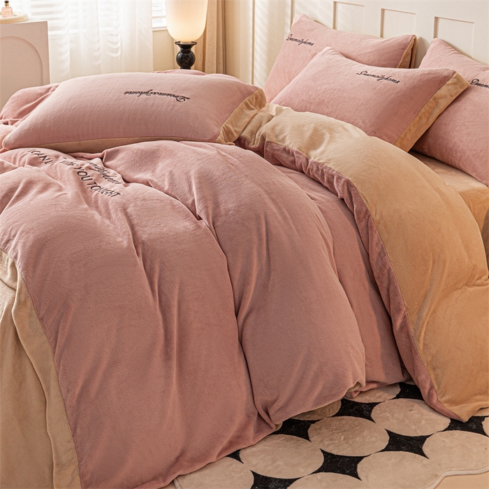 91家纺网 家纺一手货源 找家纺 梦幻之城 2025新款牛奶绒刺绣四件套-安克斯绒C款 安克斯绒-可可粉+香槟色