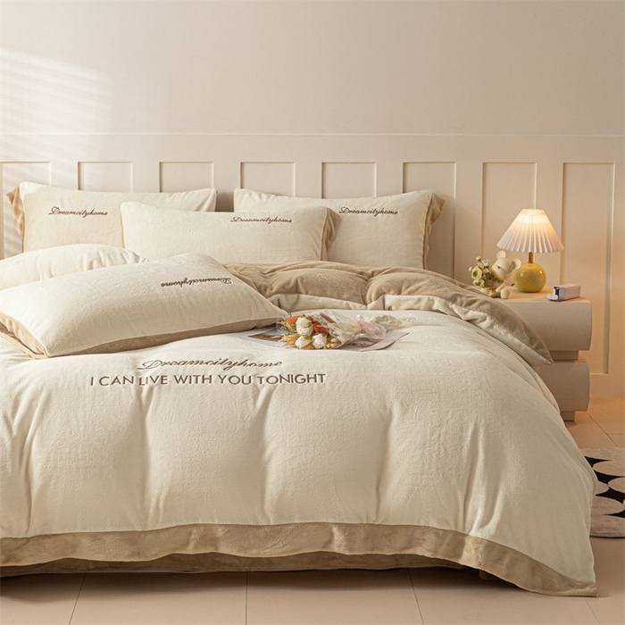 91家纺网 家纺一手货源 找家纺 梦幻之城 2025新款牛奶绒刺绣四件套-安克斯绒C款 安克斯绒-奶芋色+杏仁