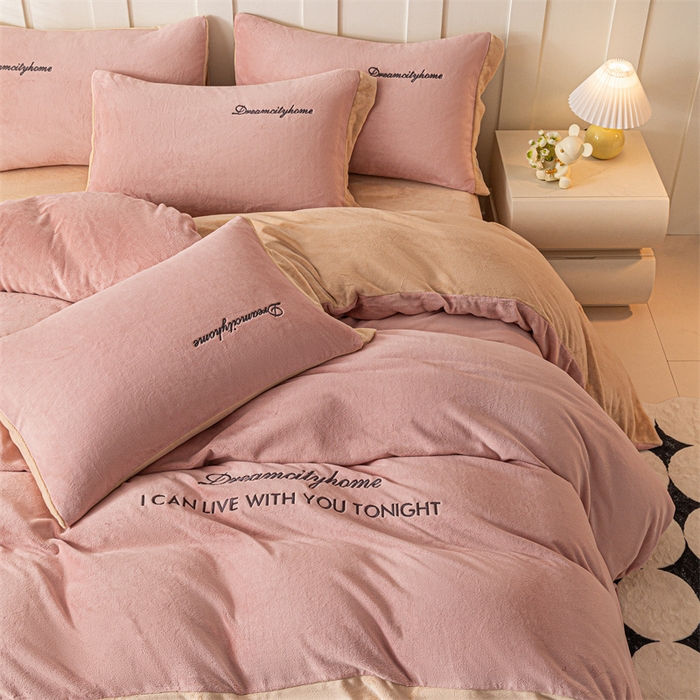 91家纺网 家纺一手货源 找家纺 梦幻之城 2025新款牛奶绒刺绣四件套-安克斯绒C款 安克斯绒-可可粉+香槟色