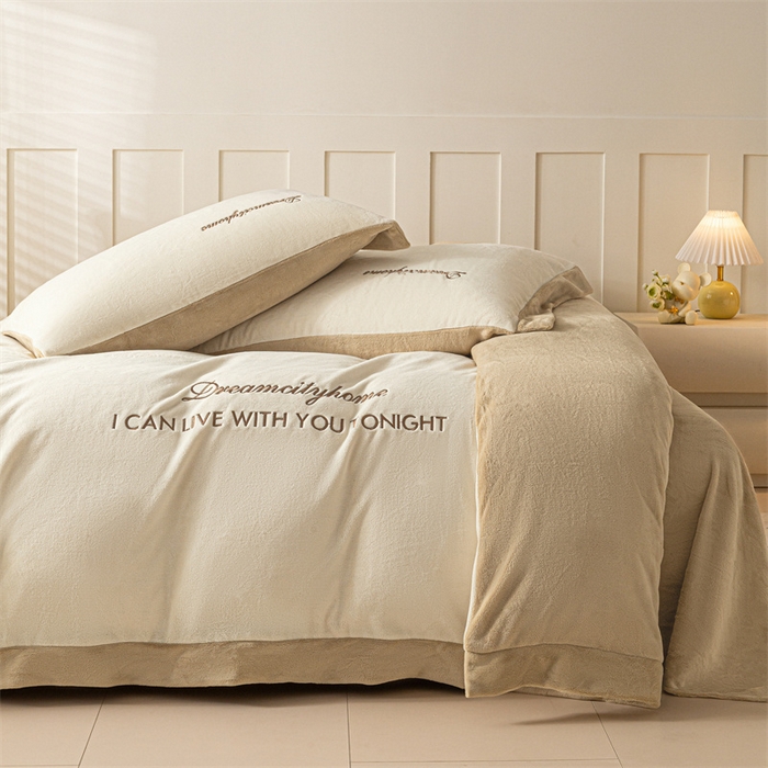 91家纺网 家纺一手货源 找家纺 梦幻之城 2025新款牛奶绒刺绣四件套-安克斯绒C款 安克斯绒-奶芋色+杏仁