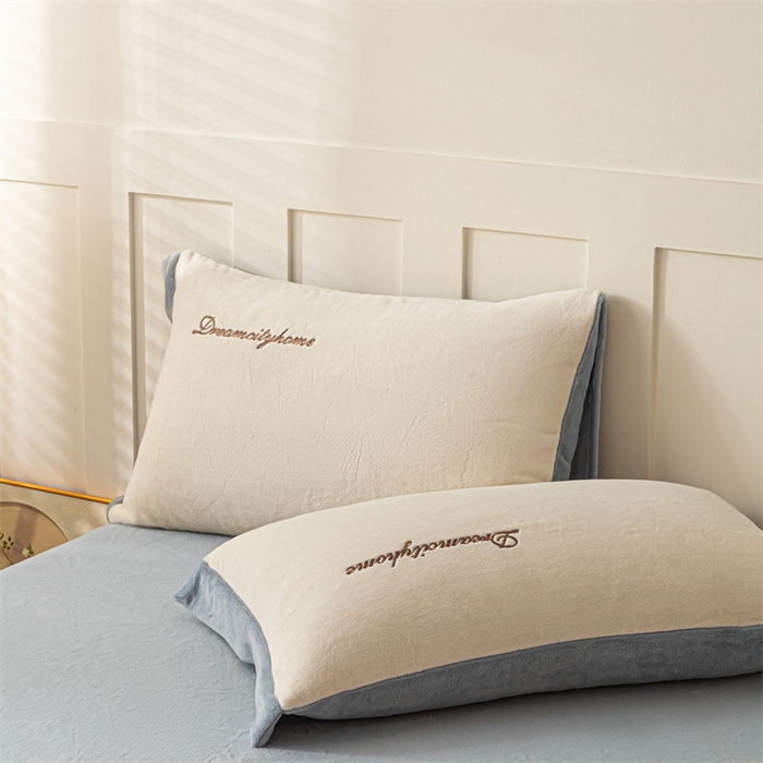 91家纺网 家纺一手货源 找家纺 梦幻之城 2025新款牛奶绒刺绣四件套-安克斯绒C款 安克斯绒-奶芋色+星辰灰