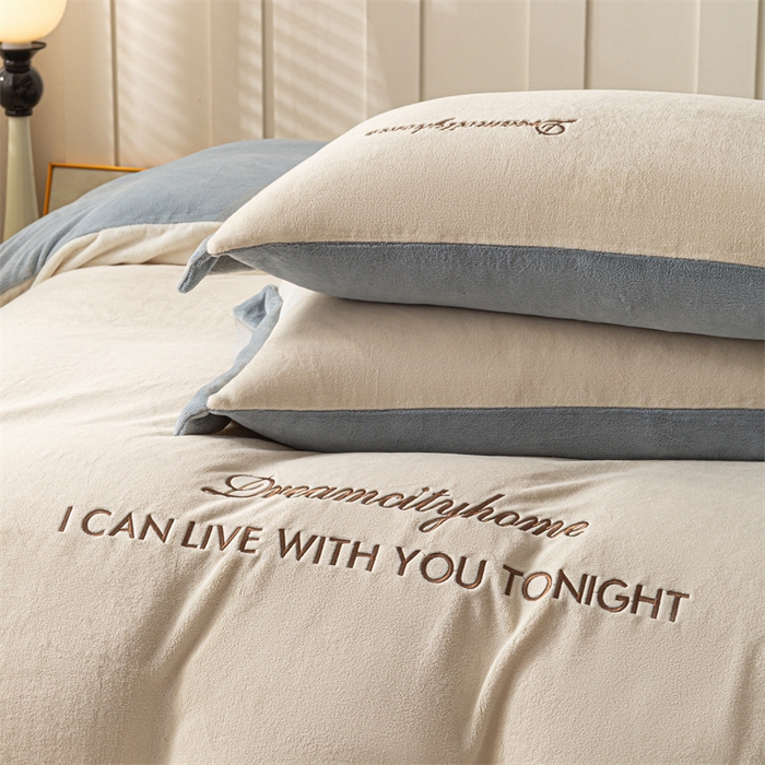 91家纺网 家纺一手货源 找家纺 梦幻之城 2025新款牛奶绒刺绣四件套-安克斯绒C款 安克斯绒-奶芋色+星辰灰