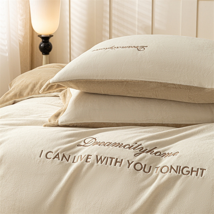 91家纺网 家纺一手货源 找家纺 梦幻之城 2025新款牛奶绒刺绣四件套-安克斯绒C款 安克斯绒-奶芋色+杏仁