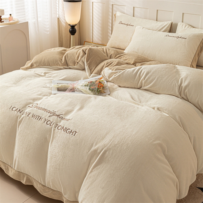 91家纺网 家纺一手货源 找家纺 梦幻之城 2025新款牛奶绒刺绣四件套-安克斯绒C款 安克斯绒-奶芋色+杏仁