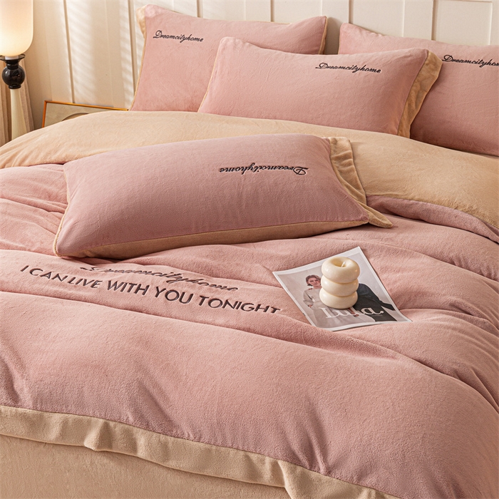 91家纺网 家纺一手货源 找家纺 梦幻之城 2025新款牛奶绒刺绣四件套-安克斯绒C款 安克斯绒-可可粉+香槟色