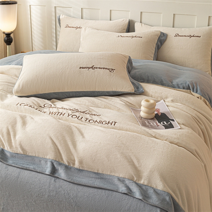 91家纺网 家纺一手货源 找家纺 梦幻之城 2025新款牛奶绒刺绣四件套-安克斯绒C款 安克斯绒-奶芋色+星辰灰