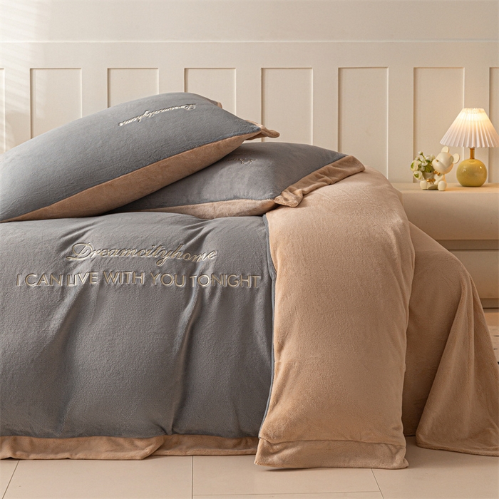 91家纺网 家纺一手货源 找家纺 梦幻之城 2025新款牛奶绒刺绣四件套-安克斯绒C款 安克斯绒-经典灰+香槟色