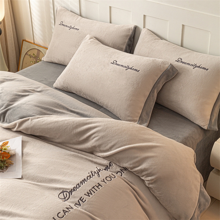 91家纺网 家纺一手货源 找家纺 梦幻之城 2025新款牛奶绒刺绣四件套-安克斯绒C款 安克斯绒-香草灰+经典灰