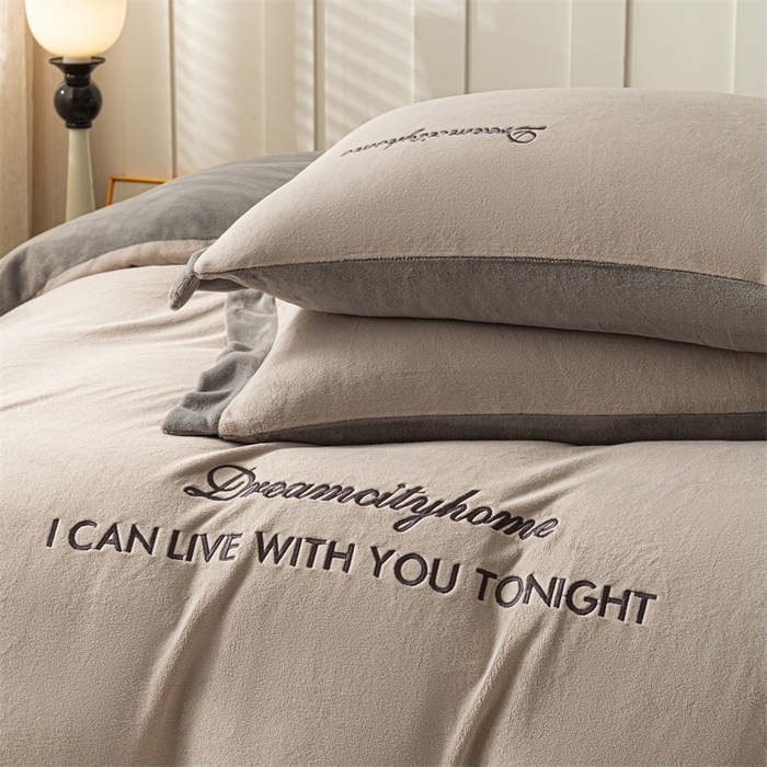 91家纺网 家纺一手货源 找家纺 梦幻之城 2025新款牛奶绒刺绣四件套-安克斯绒C款 安克斯绒-香草灰+经典灰