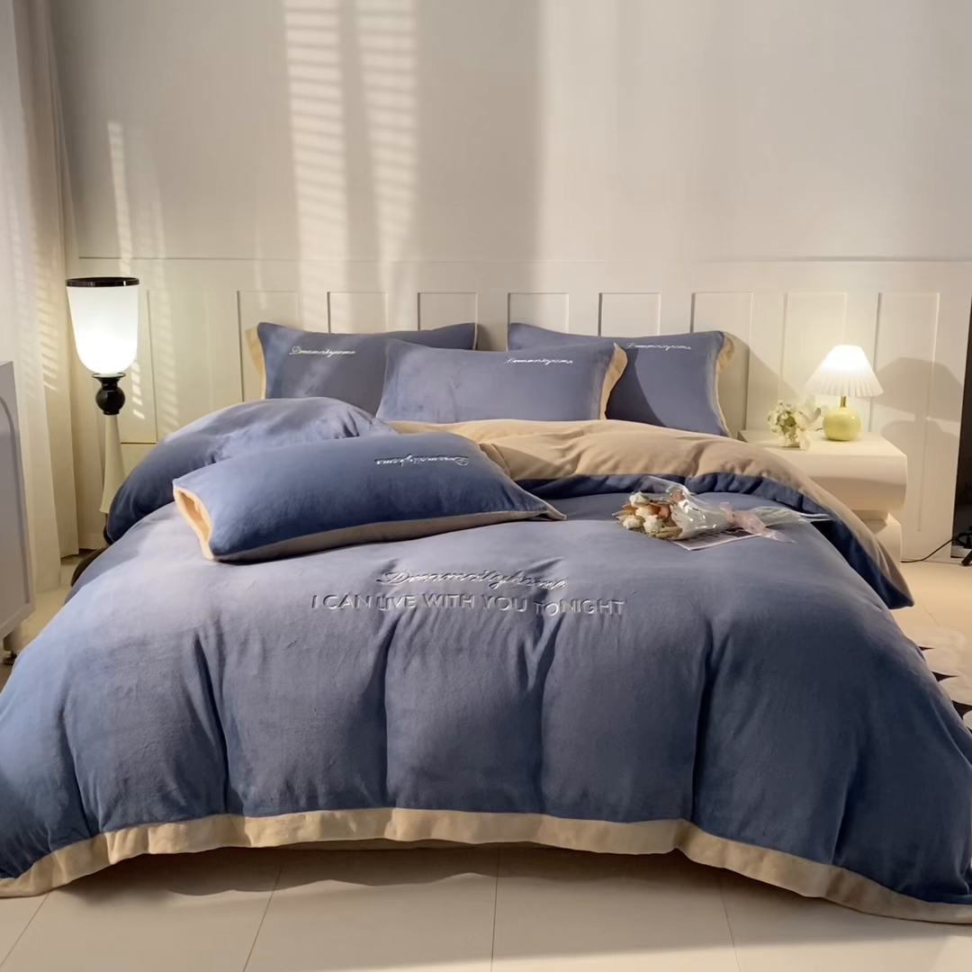 91家纺网 家纺一手货源 找家纺 梦幻之城 2025新款牛奶绒刺绣四件套-安克斯绒C款 安克斯绒-宾利蓝+香槟色