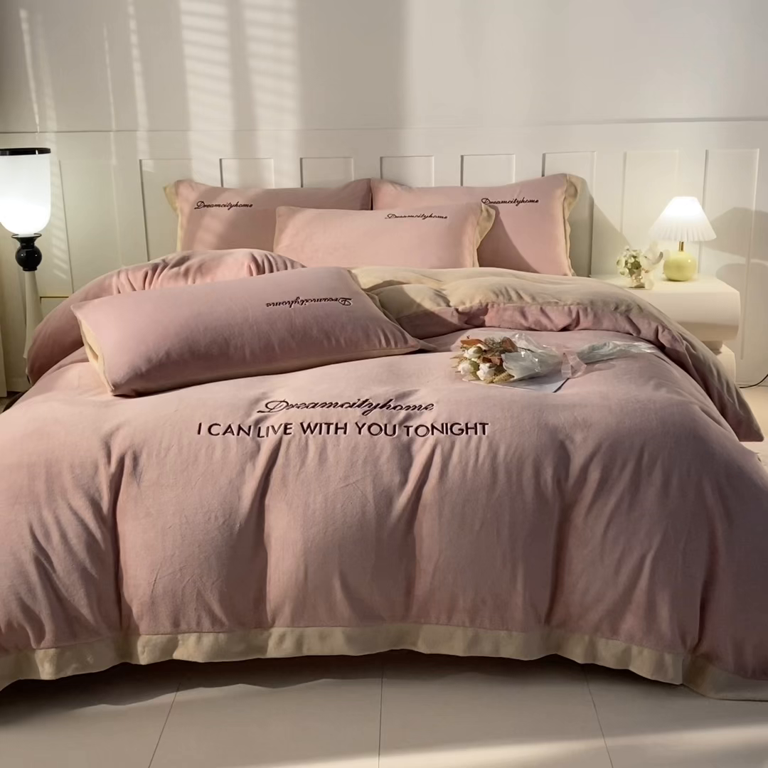 91家纺网 家纺一手货源 找家纺 梦幻之城 2025新款牛奶绒刺绣四件套-安克斯绒C款 安克斯绒-可可粉+香槟色