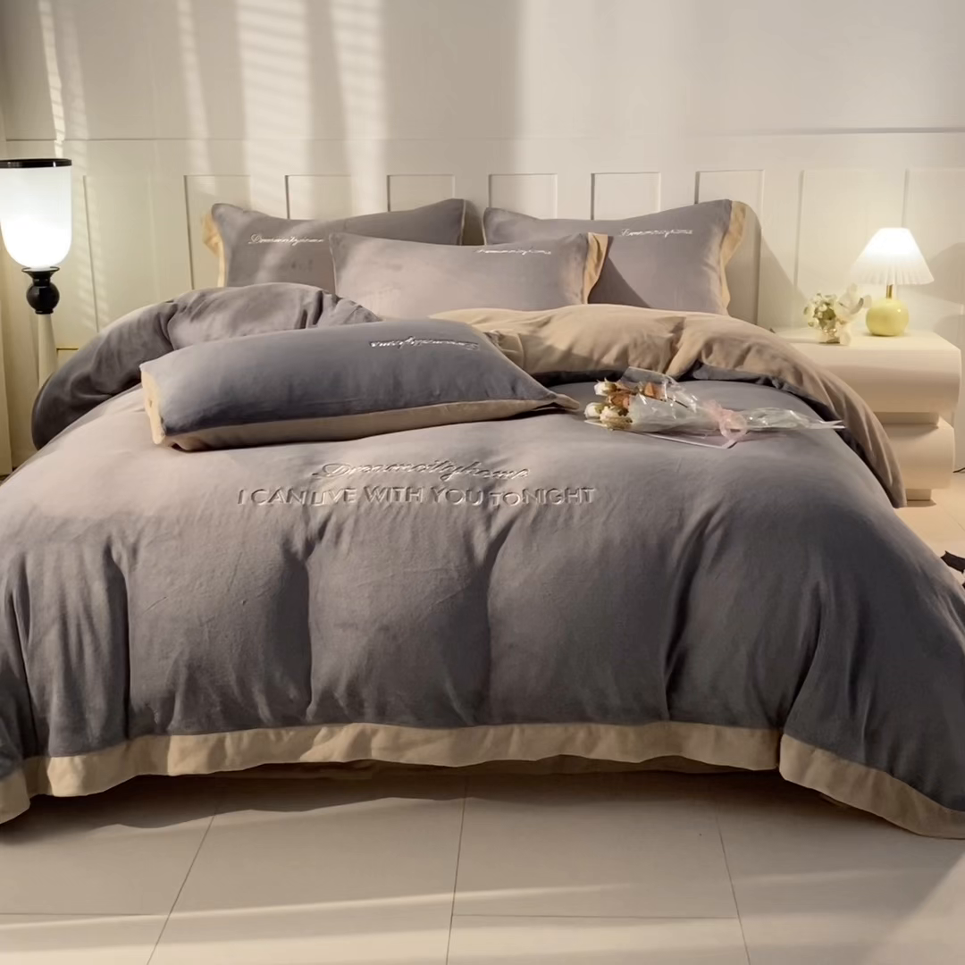 91家纺网 家纺一手货源 找家纺 梦幻之城 2025新款牛奶绒刺绣四件套-安克斯绒C款 安克斯绒-经典灰+香槟色