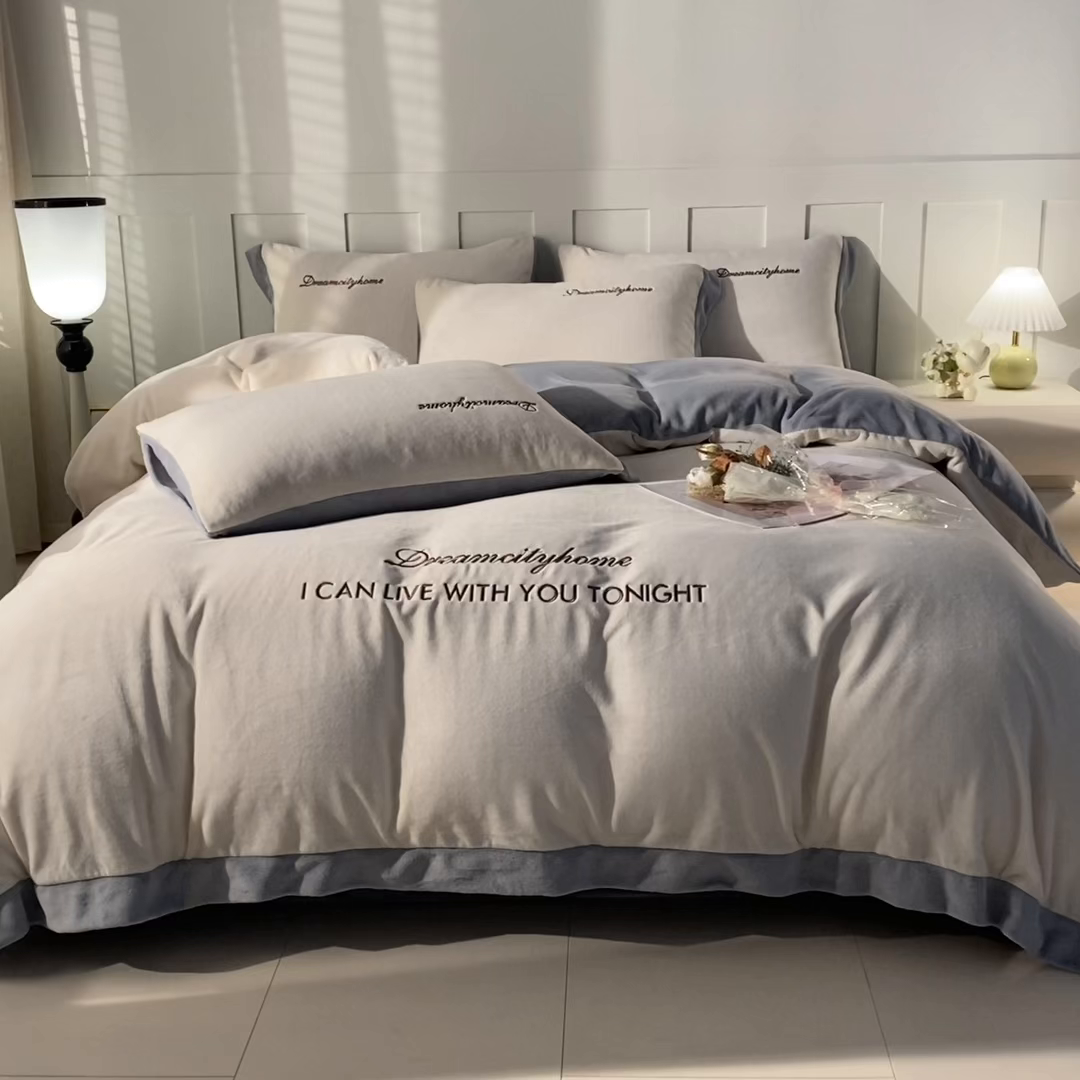 91家纺网 家纺一手货源 找家纺 梦幻之城 2025新款牛奶绒刺绣四件套-安克斯绒C款 安克斯绒-奶芋色+星辰灰