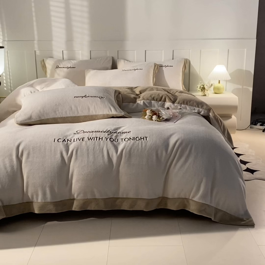 91家纺网 家纺一手货源 找家纺 梦幻之城 2025新款牛奶绒刺绣四件套-安克斯绒C款 安克斯绒-奶芋色+杏仁