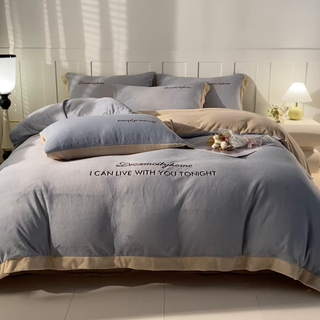 91家纺网 家纺一手货源 找家纺 梦幻之城 2025新款牛奶绒刺绣四件套-安克斯绒C款 安克斯绒-星辰灰+香槟色