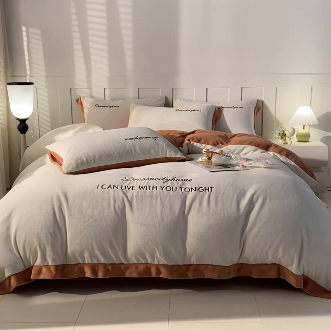 91家纺网 家纺一手货源 找家纺 梦幻之城 2025新款牛奶绒刺绣四件套-安克斯绒C款 安克斯绒-奶芋色+亚麻驼