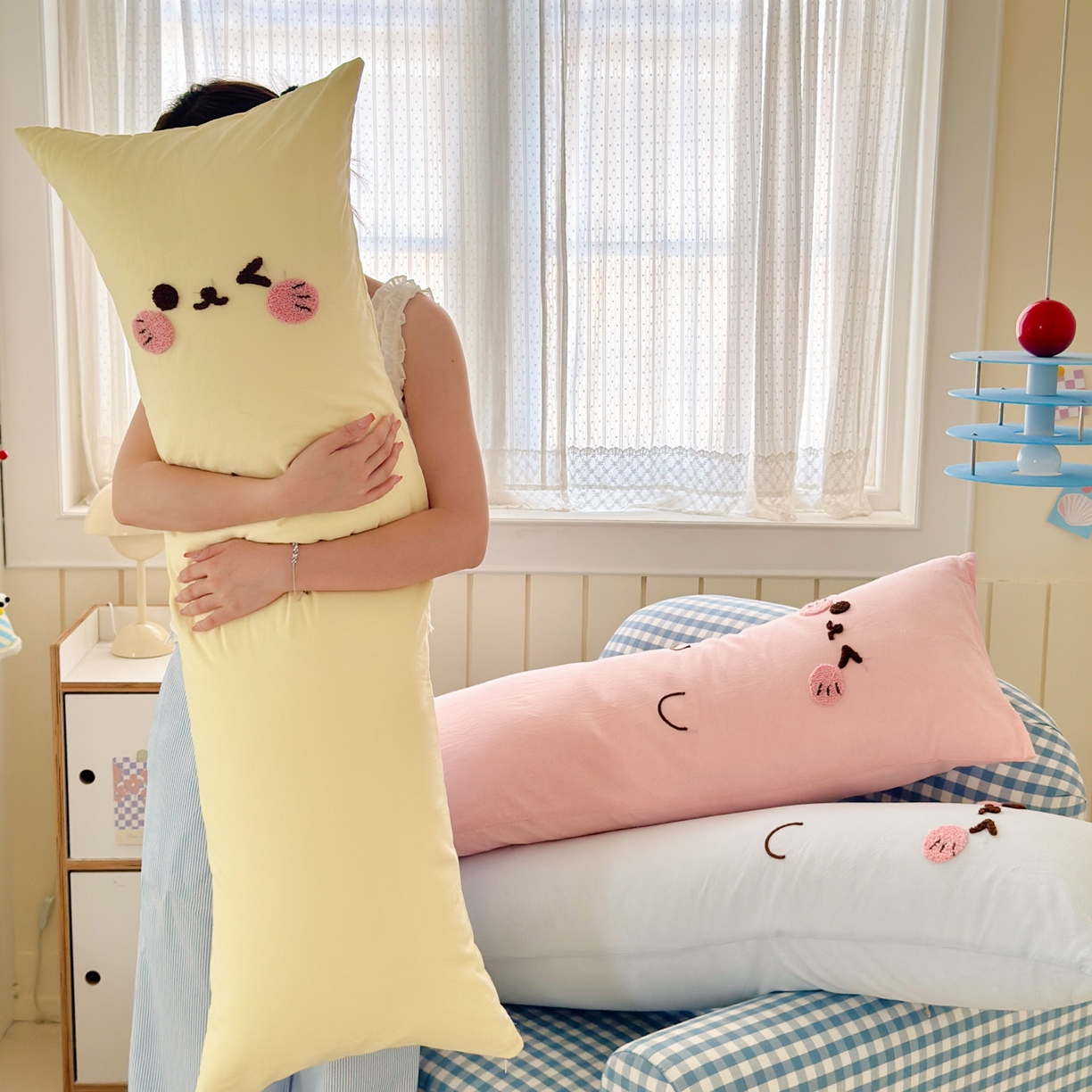 91家纺网 家纺一手货源 找家纺 丽涵家纺 2025新款可爱抱抱喵抱枕侧睡抱枕夹腿靠枕 抱抱喵-绮梦蓝