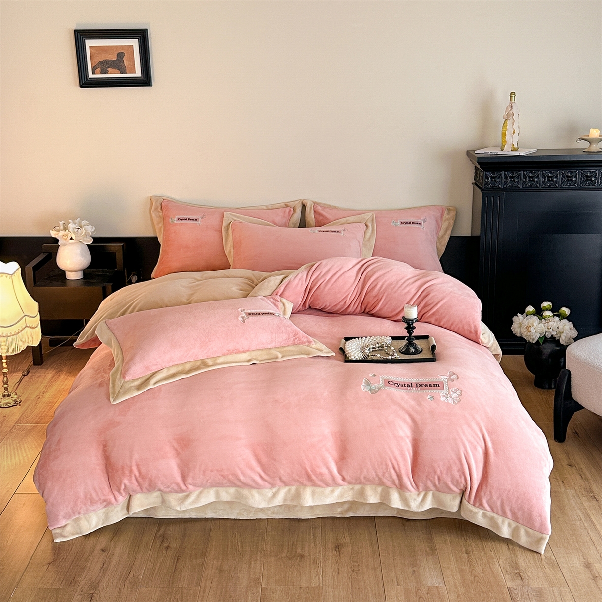 91家纺网 家纺一手货源 找家纺 梦幻之城 2025新款牛奶绒刺绣款四件套-梦菲 梦菲-橙意粉+香槟色