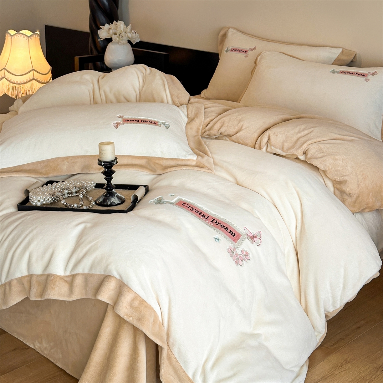 91家纺网 家纺一手货源 找家纺 梦幻之城 2025新款牛奶绒刺绣款四件套-梦菲 梦菲-奶白+香槟色