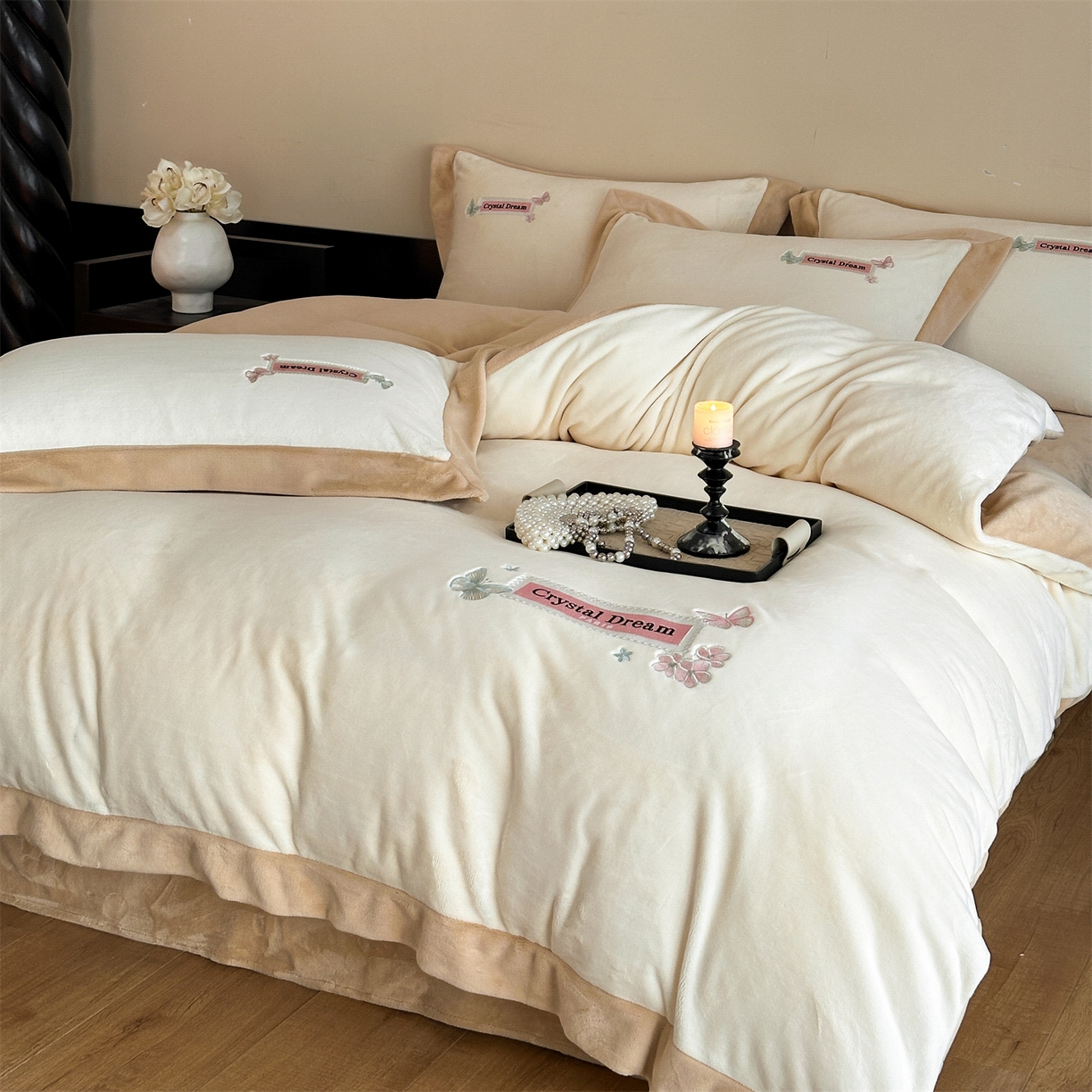 91家纺网 家纺一手货源 找家纺 梦幻之城 2025新款牛奶绒刺绣款四件套-梦菲 梦菲-奶白+香槟色