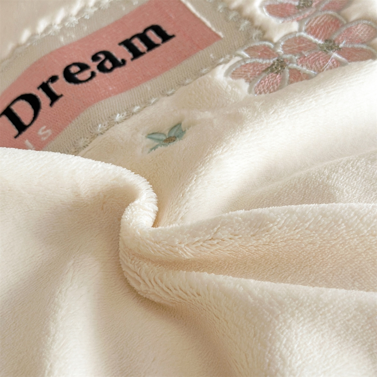 91家纺网 家纺一手货源 找家纺 （总）梦幻之城 2025新款牛奶绒刺绣款四件套-梦菲