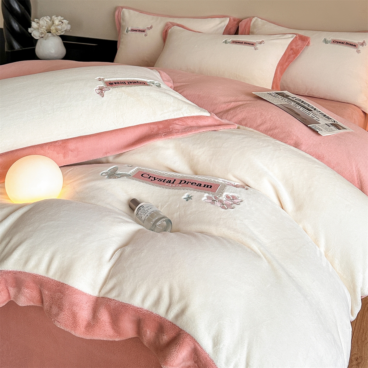 91家纺网 家纺一手货源 找家纺 梦幻之城 2025新款牛奶绒刺绣款四件套-梦菲 梦菲-奶白+橙意粉