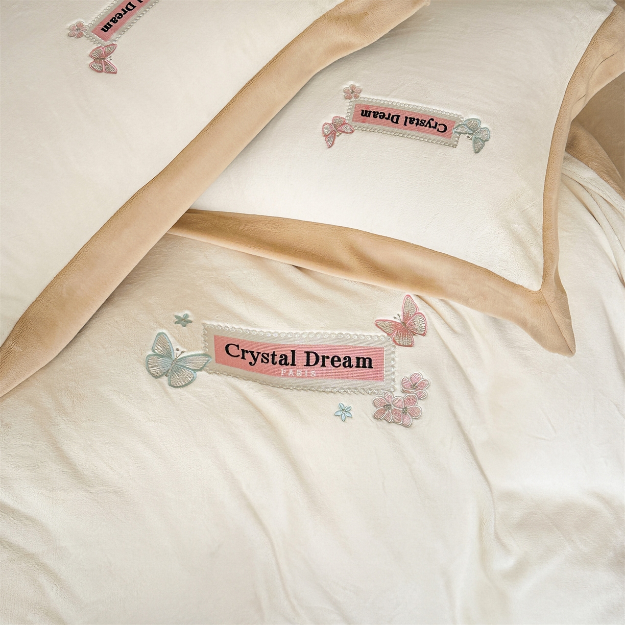 91家纺网 家纺一手货源 找家纺 梦幻之城 2025新款牛奶绒刺绣款四件套-梦菲 梦菲-奶白+香槟色