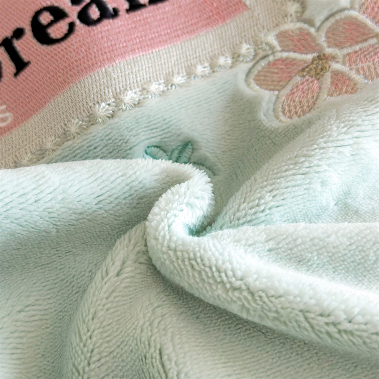 91家纺网 家纺一手货源 找家纺 梦幻之城 2025新款牛奶绒刺绣款四件套-梦菲 梦菲-清澈蓝+香草灰