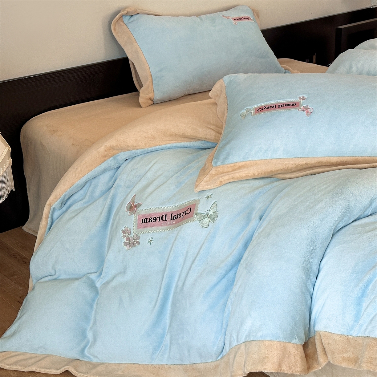 91家纺网 家纺一手货源 找家纺 梦幻之城 2025新款牛奶绒刺绣款四件套-梦菲 梦菲-天空蓝+香槟色