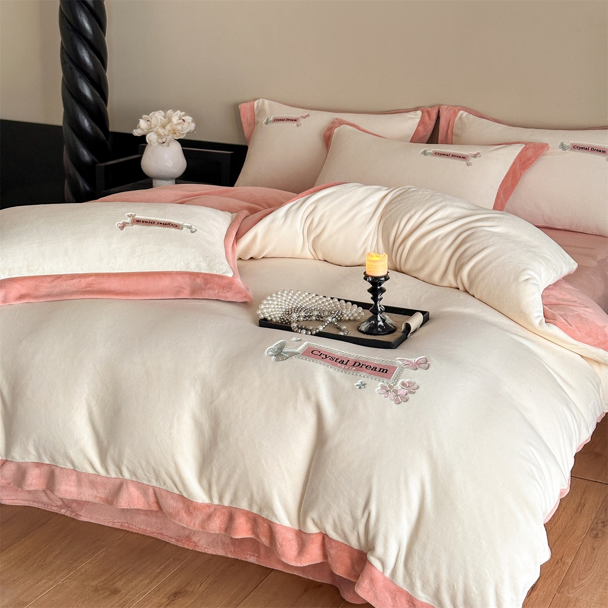 91家纺网 家纺一手货源 找家纺 梦幻之城 2025新款牛奶绒刺绣款四件套-梦菲 梦菲-奶白+橙意粉