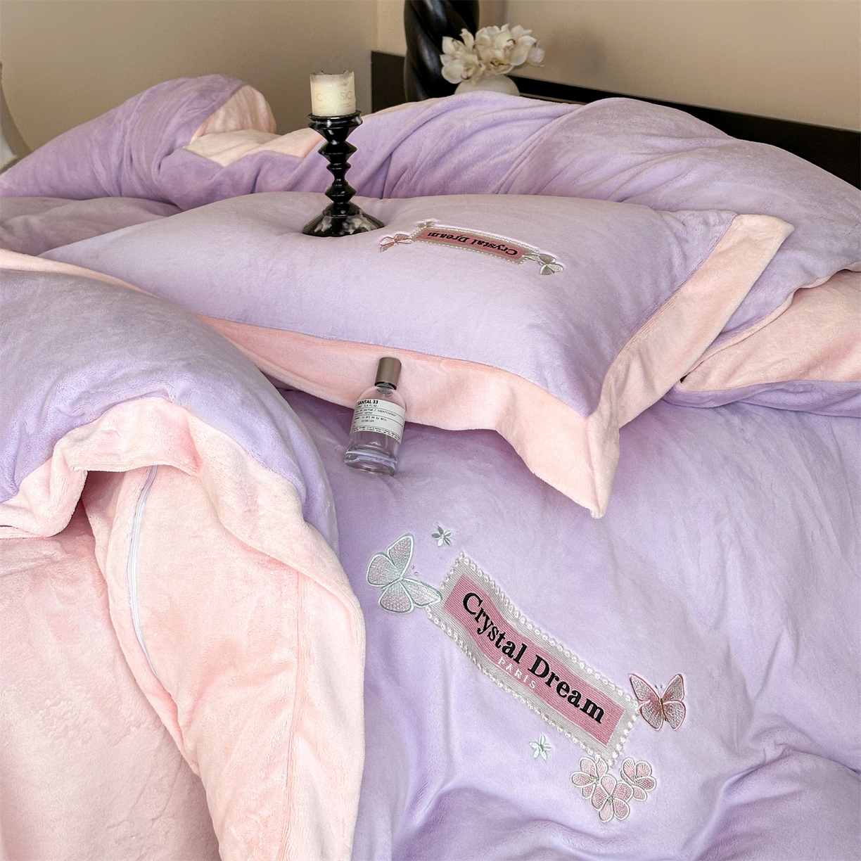 91家纺网 家纺一手货源 找家纺 梦幻之城 2025新款牛奶绒刺绣款四件套-梦菲 梦菲-丁香紫+靓粉