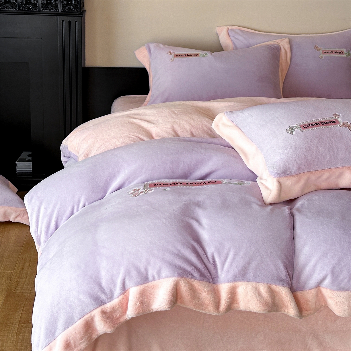 91家纺网 家纺一手货源 找家纺 梦幻之城 2025新款牛奶绒刺绣款四件套-梦菲 梦菲-丁香紫+靓粉