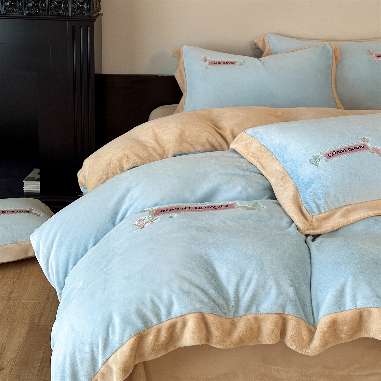 91家纺网 家纺一手货源 找家纺 梦幻之城 2025新款牛奶绒刺绣款四件套-梦菲 梦菲-天空蓝+香槟色