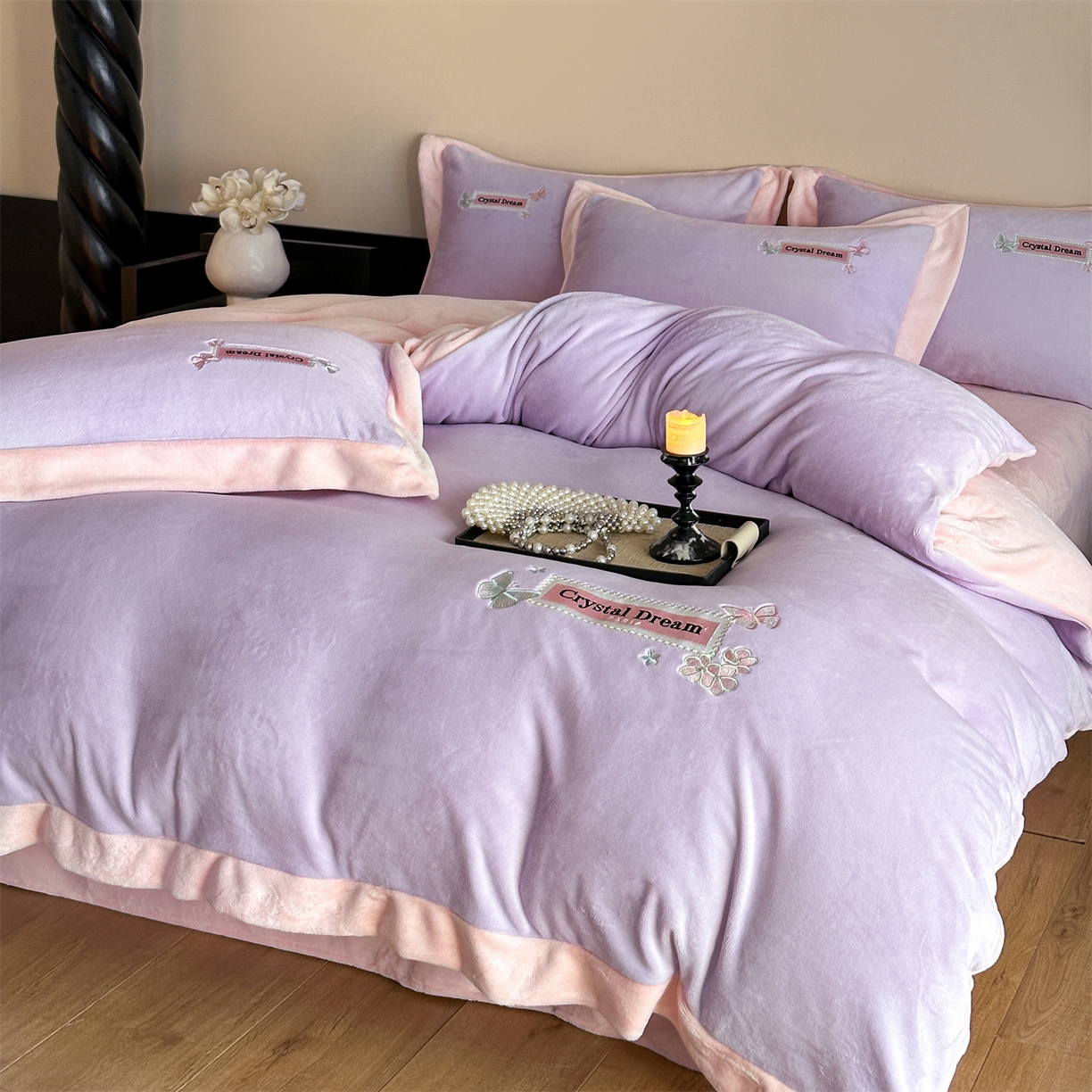 91家纺网 家纺一手货源 找家纺 梦幻之城 2025新款牛奶绒刺绣款四件套-梦菲 梦菲-丁香紫+靓粉