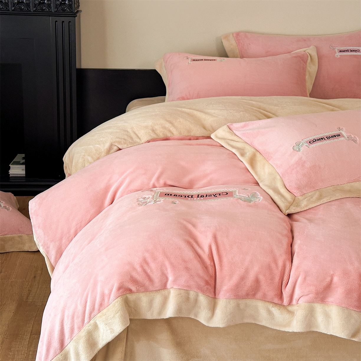 91家纺网 家纺一手货源 找家纺 梦幻之城 2025新款牛奶绒刺绣款四件套-梦菲 梦菲-橙意粉+香槟色