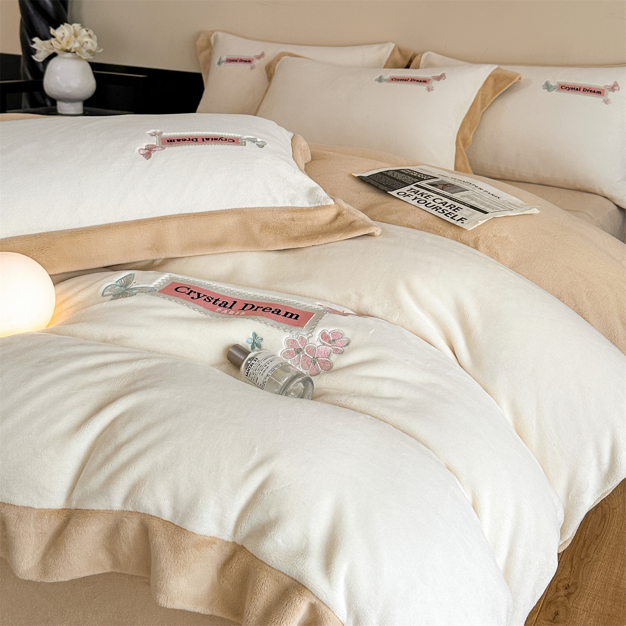 91家纺网 家纺一手货源 找家纺 梦幻之城 2025新款牛奶绒刺绣款四件套-梦菲 梦菲-奶白+香槟色