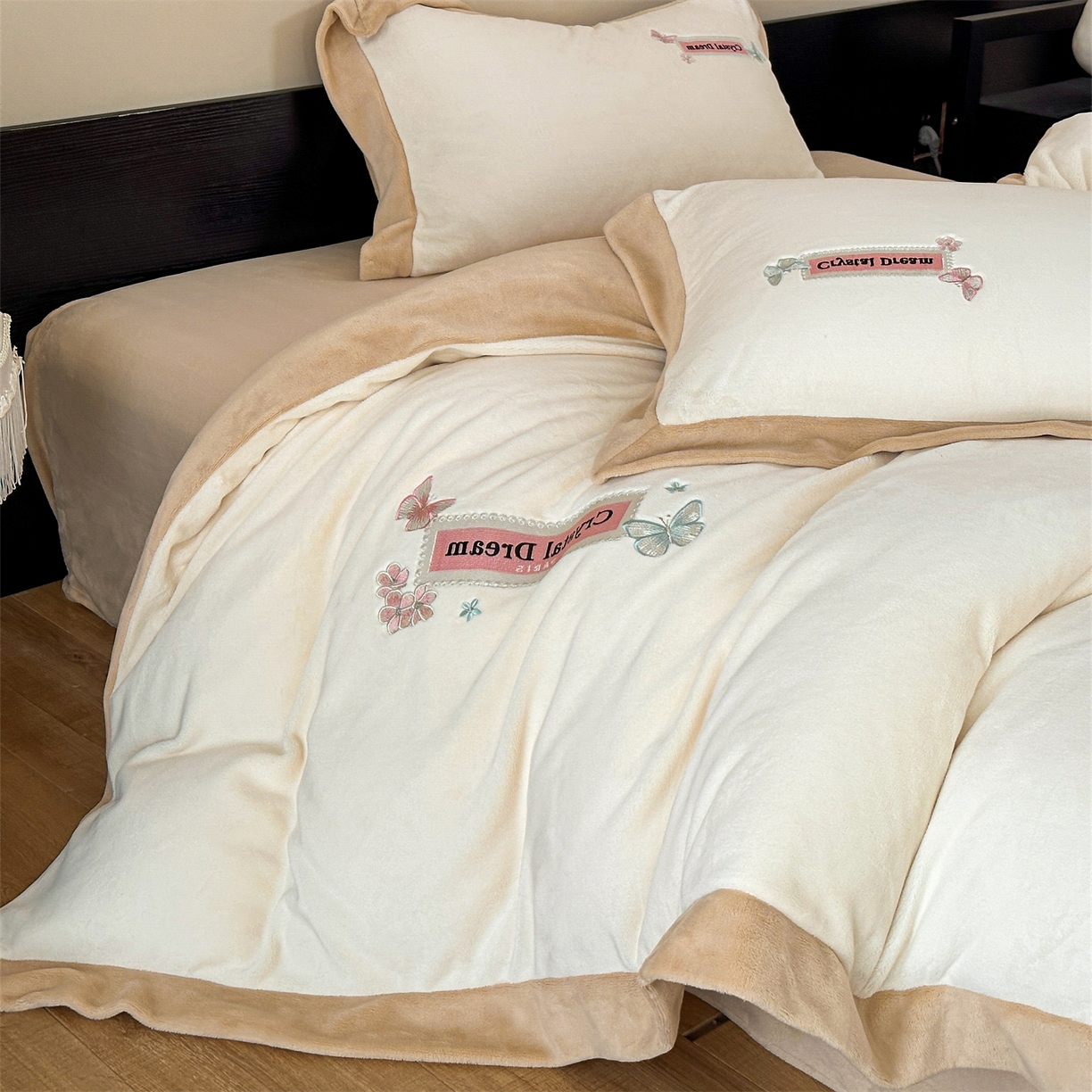 91家纺网 家纺一手货源 找家纺 梦幻之城 2025新款牛奶绒刺绣款四件套-梦菲 梦菲-奶白+香槟色