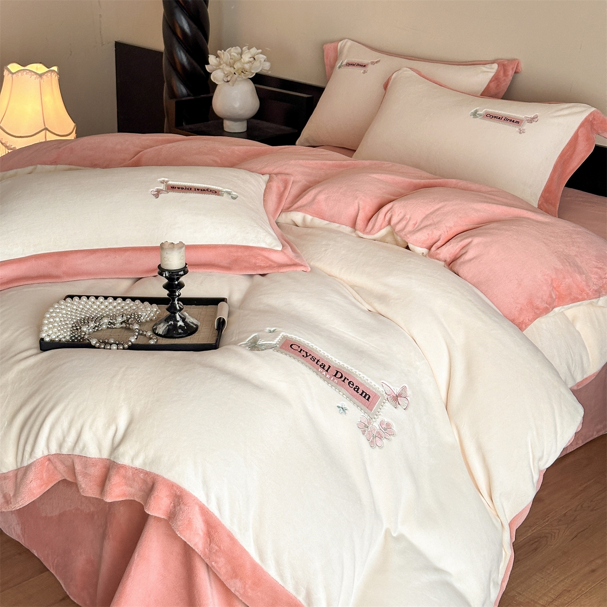 91家纺网 家纺一手货源 找家纺 梦幻之城 2025新款牛奶绒刺绣款四件套-梦菲 梦菲-奶白+橙意粉