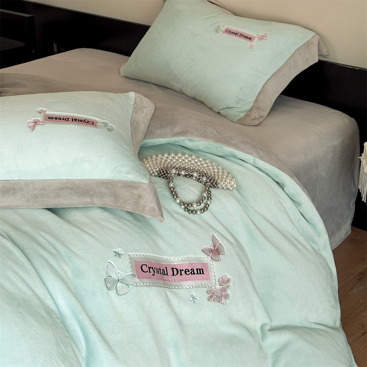 91家纺网 家纺一手货源 找家纺 梦幻之城 2025新款牛奶绒刺绣款四件套-梦菲 梦菲-清澈蓝+香草灰