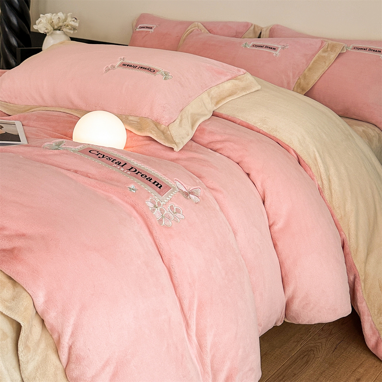 91家纺网 家纺一手货源 找家纺 梦幻之城 2025新款牛奶绒刺绣款四件套-梦菲 梦菲-橙意粉+香槟色