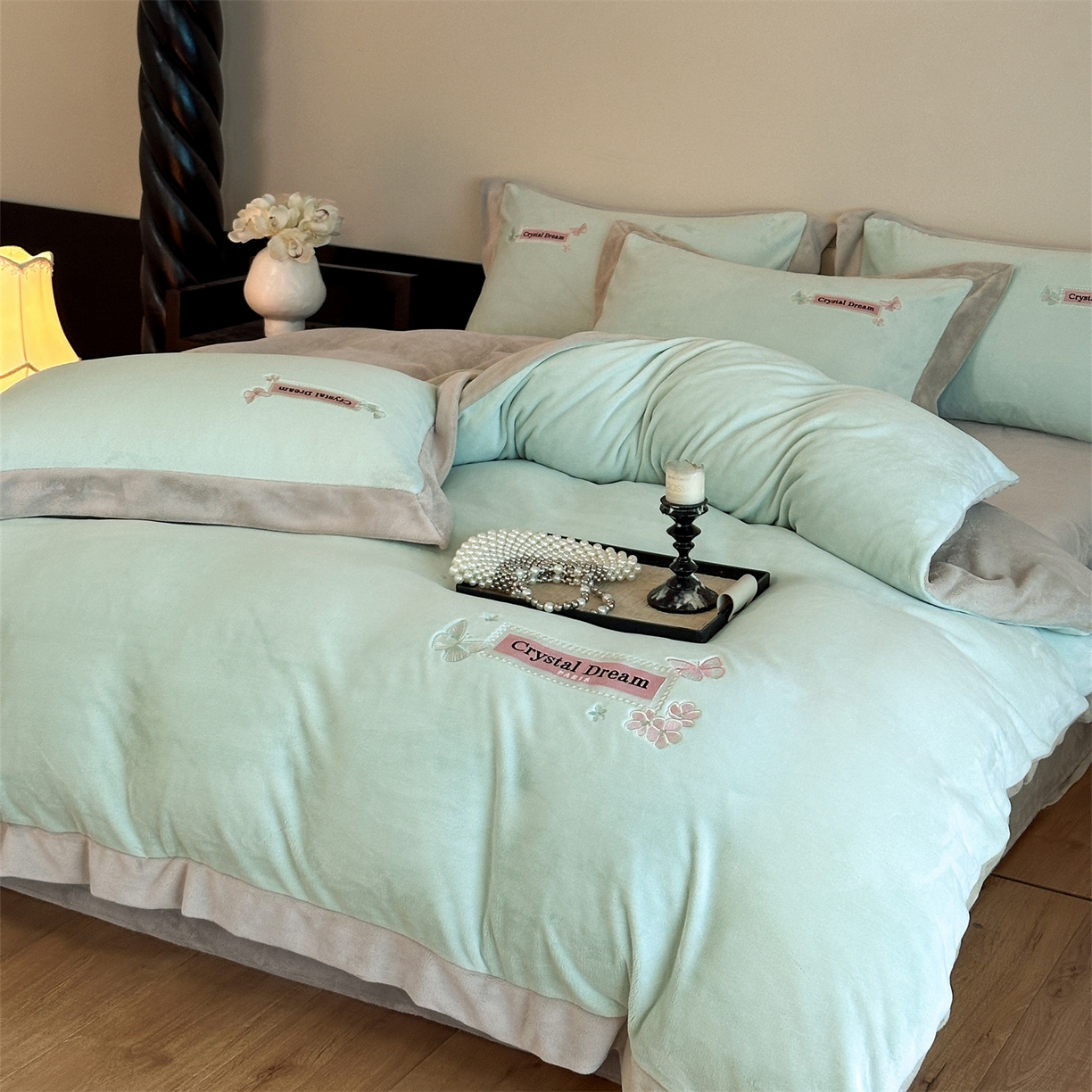 91家纺网 家纺一手货源 找家纺 梦幻之城 2025新款牛奶绒刺绣款四件套-梦菲 梦菲-清澈蓝+香草灰