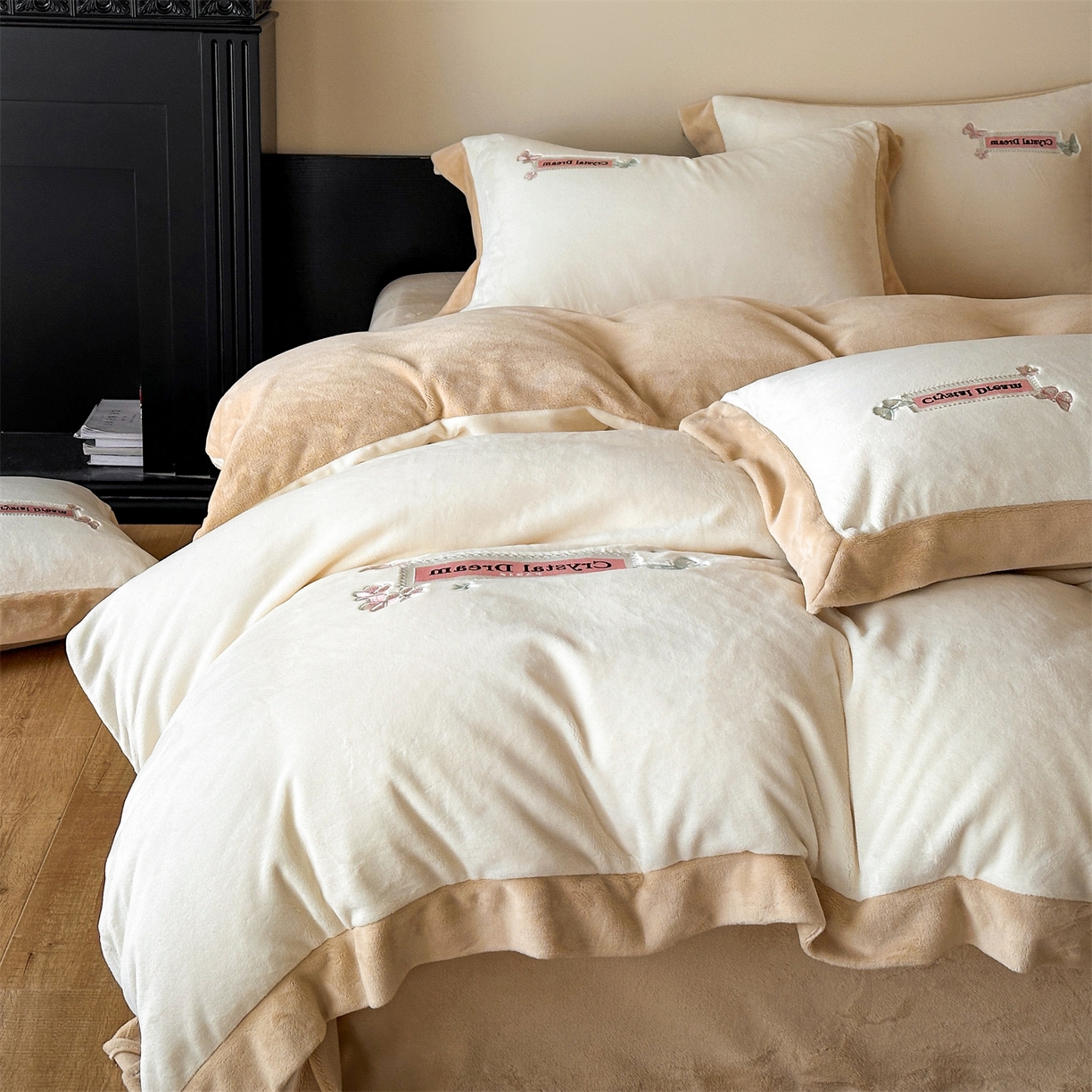 91家纺网 家纺一手货源 找家纺 梦幻之城 2025新款牛奶绒刺绣款四件套-梦菲 梦菲-奶白+香槟色