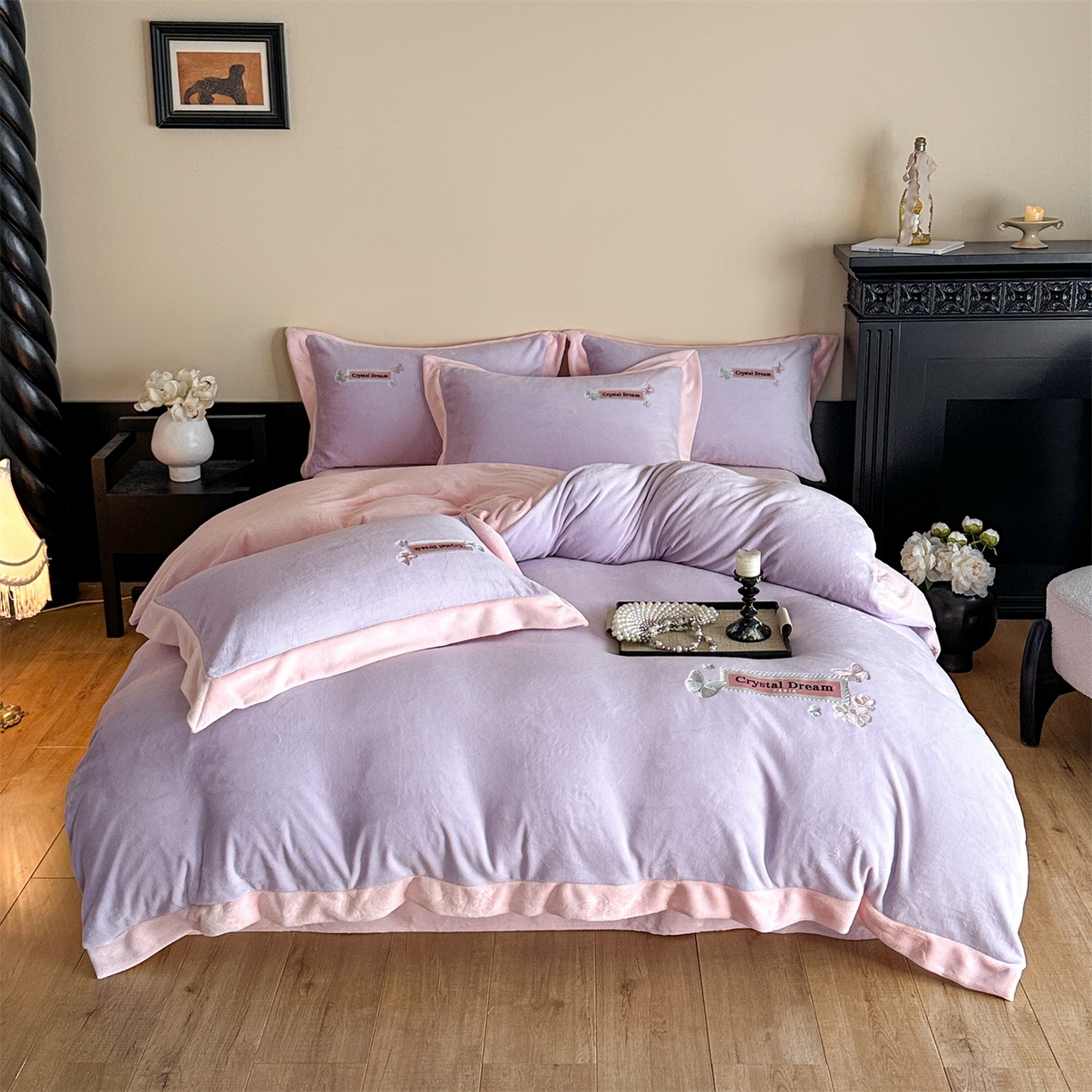 91家纺网 家纺一手货源 找家纺 梦幻之城 2025新款牛奶绒刺绣款四件套-梦菲 梦菲-丁香紫+靓粉