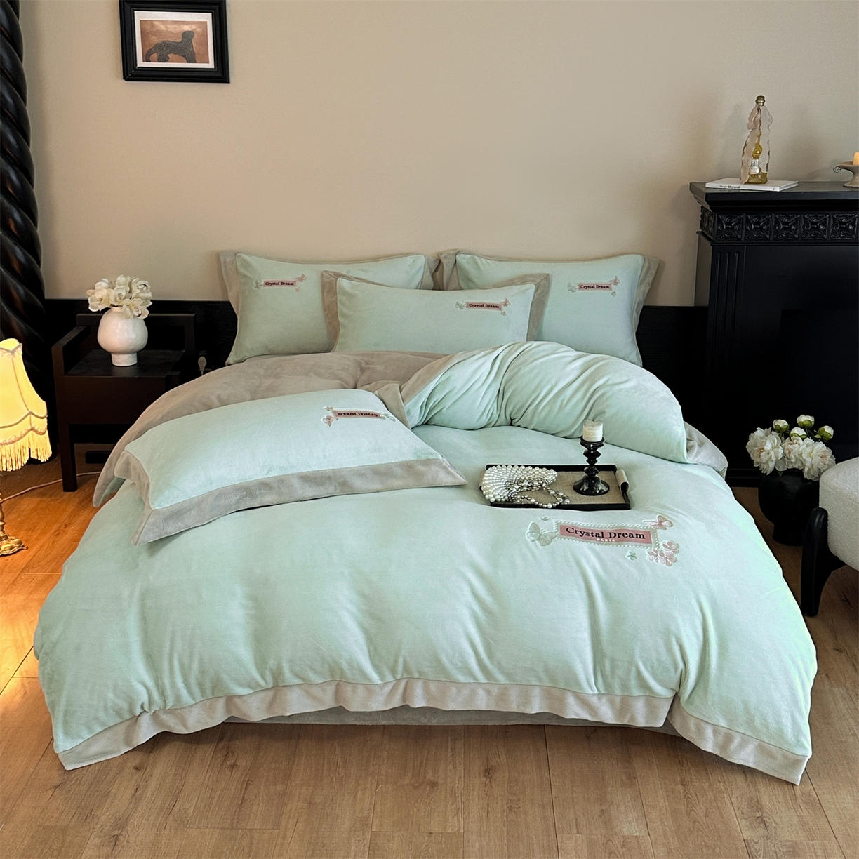 91家纺网 家纺一手货源 找家纺 梦幻之城 2025新款牛奶绒刺绣款四件套-梦菲 梦菲-清澈蓝+香草灰