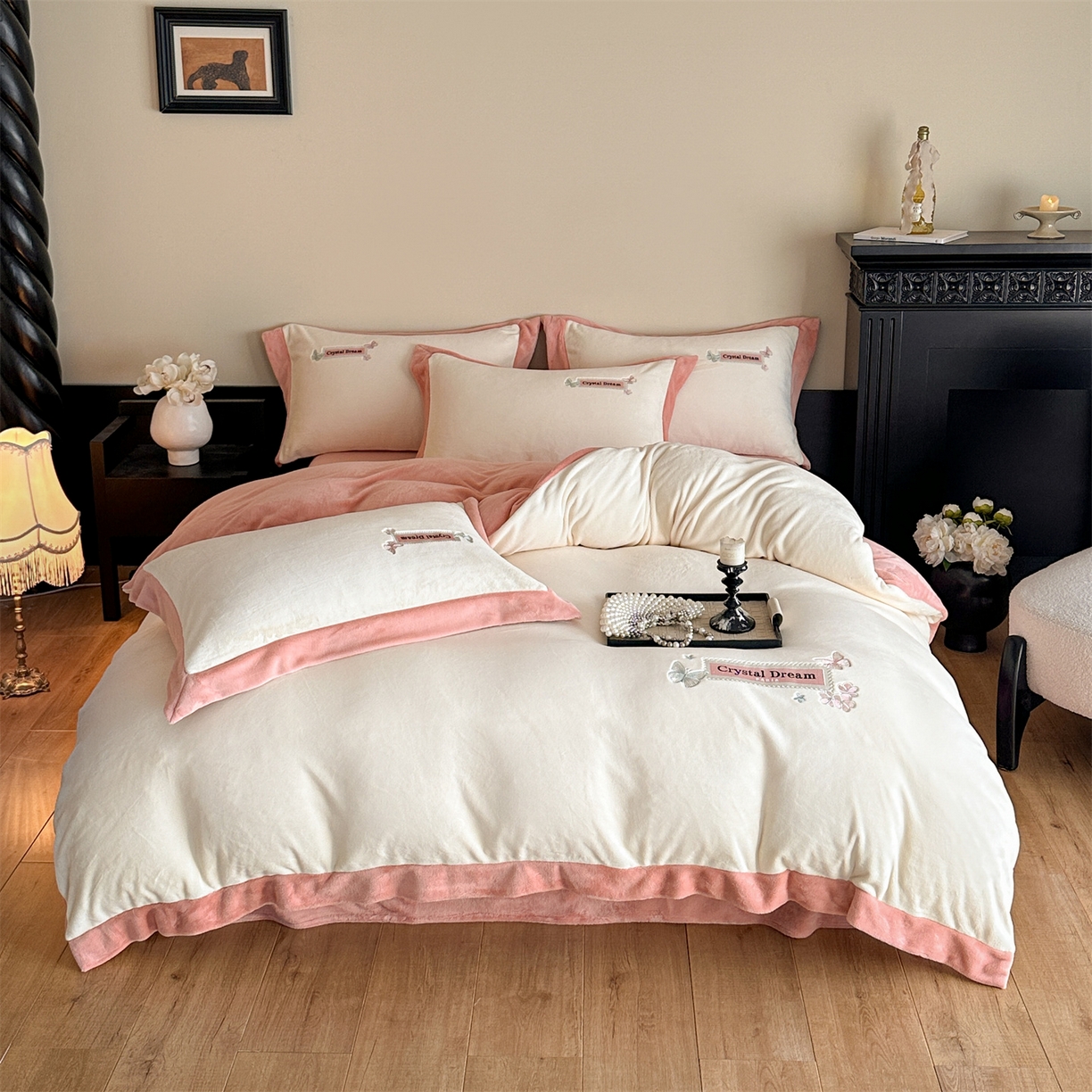 91家纺网 家纺一手货源 找家纺 梦幻之城 2025新款牛奶绒刺绣款四件套-梦菲 梦菲-奶白+橙意粉