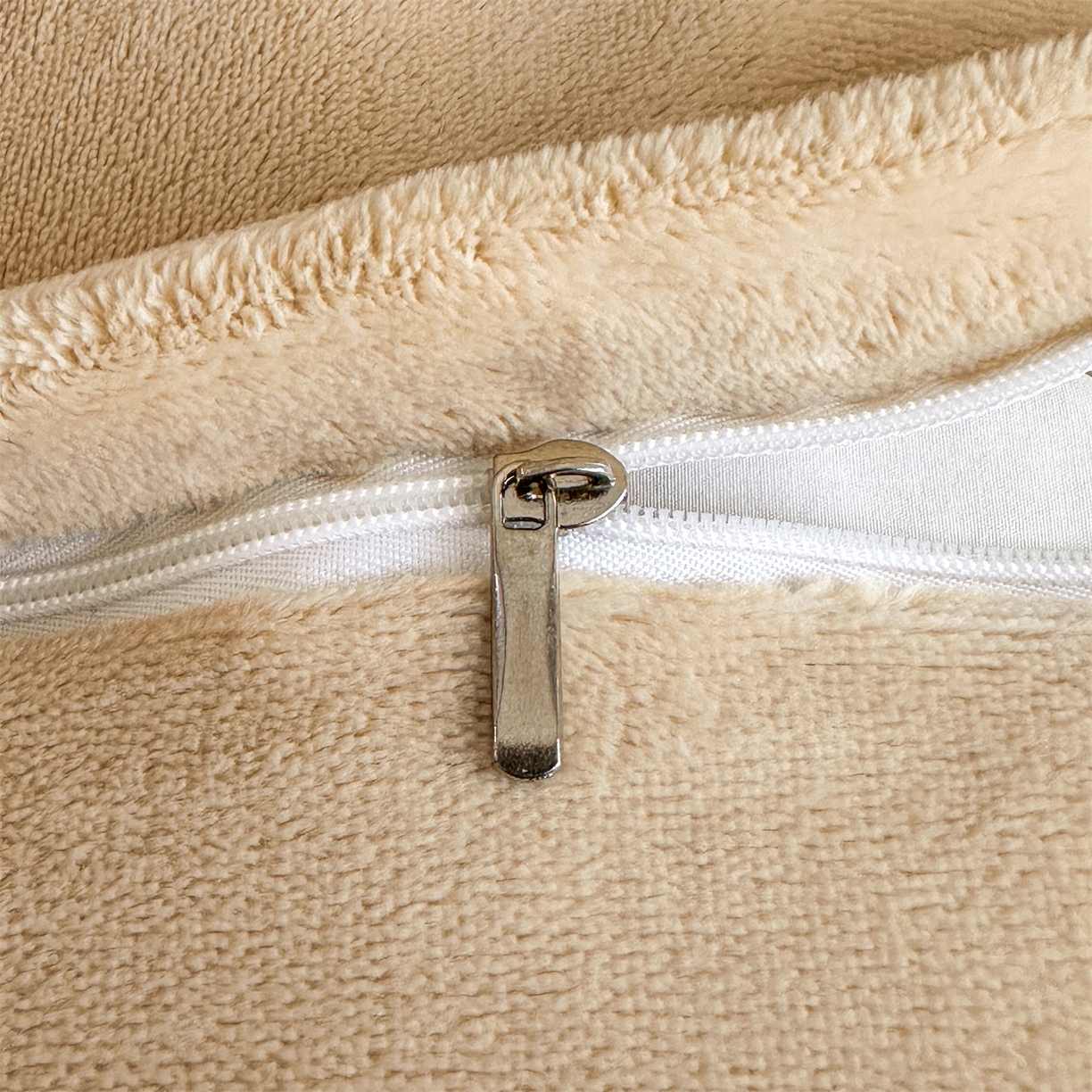 91家纺网 家纺一手货源 找家纺 梦幻之城 2025新款牛奶绒刺绣款四件套-梦菲 梦菲-奶白+香槟色