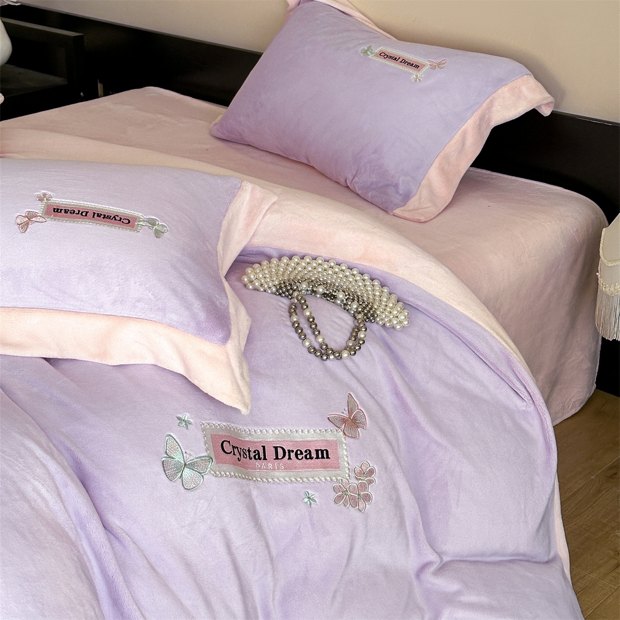 91家纺网 家纺一手货源 找家纺 梦幻之城 2025新款牛奶绒刺绣款四件套-梦菲 梦菲-丁香紫+靓粉